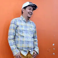 Tidak ingin larut dalam kesedihan, Indra Bekti sudah mulai terlihat kembali di layar kaca sehari setelah dirundung duka. Seperti diketahui, presenter itu baru saja kehilangan anak ketiganya, Kenward Athar Indrabekti. (Nurwahyunan/Bintang.com)