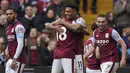 Selebrasi striker Aston Villa, Ollie Watkins (tengah) bersama Ashley Young setelah mencetak gol kedua timnya ke gawang Newcastle United pada laga lanjutan Liga Inggris 2022/2023 di Villa Park, Birmingham (15/4/2023). (PA via AP/Jacob King)