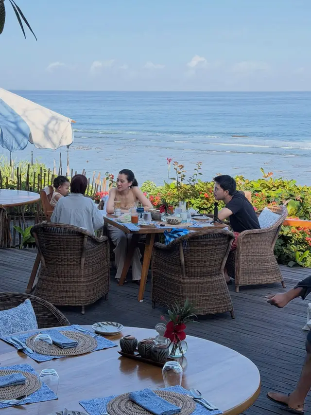 Aaliyah Massaid dan Thariq Halilintar Kompak Bergaya Resort Chic Saat Menginap di Resor Termahal