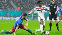 Mainoo berandil menjadi kreator gol yang memecah kebuntuan. Umpan silangnya ke tiang jauh berhasil menemui Dalot yang tinggal dengan mudah menyontek bola menjadi gol. (AP Photo/Andreea Alexandru)