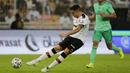 Pemain Valencia, Maxi Gomez, melepaskan tendangan saat melawan Real Madrid pada laga Piala Super Spanyol di Stadion King Abdullah Sport City, Arab Saudi, Rabu (8/1/2020). Real Madrid menang 3-1 atas Valencia. (AP/Amr Nabil)