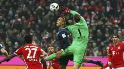 Aksi Kiper Bayern Munich, Manuel Neuer menyelamatkan gawang dari serangan pemain RB Leipzig pada lanjutan Bundesliga Jerman di Stadion Allianz-Arena, (21/12/2016). Bayern menang 3-0.   (REUTERS/Michaela Rehle)