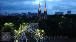 Pemandangan ribuan peserta demo 2 Desember memadati Masjid Istiqlal, Jakarta, Jumat (2/12). Usai melaksanakan salat subuh, peserta Aksi Bela Islam Jilid III bergerak menuju lapangan Monas untuk menggelar aksi super damai 212. (Liputan6.com/Gempur M Surya)