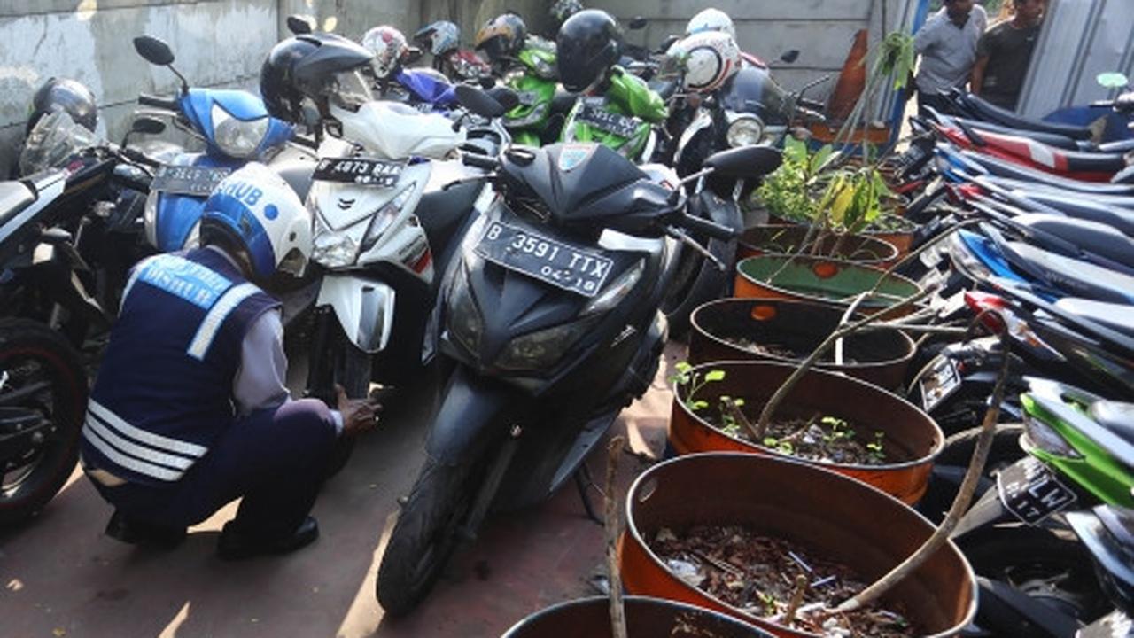 Parkir di trotoar, ratusan pentil sepeda motor dicabuti Dishub