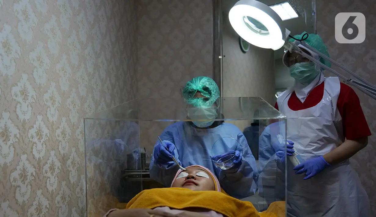 dokter sedang melakukan perawatan wajah ke pasien di Emerald Health and Beauty by RSIA Tambak, Jakarta, Jumat (19/06/2020). Perawatan wajah dengan protokol kesehatan tetap menjadi prioritas klinik kecantikan di era new normal saat pandemi COVID-19. (Liputan6.com/Herman Zakharia)