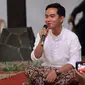 Gibran Rakabuming Raka memakai sarung saat menjadi pembicara Talkshow Ngaji Eknomi Kreatif di Pondok Pesantren Al Muayad Solo.(Liputan6.com/Fajar Abrori)