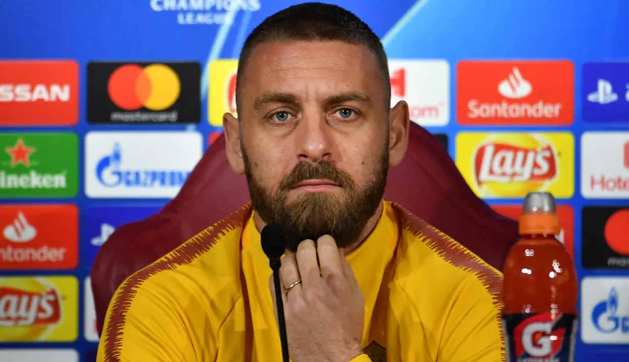 Daniele De Rossi baru saja ditunjuk menjadi pelatih AS Roma menggantikan posisi Jose Mourinho yang dipecat sejak 16 Januari 2024. Daniele De Rossi yang sebelumnya membesut klub Italia lainnya, SPAL, tentunya sudah tak asing dengan AS Roma karena pernah membela AS Roma sebagai pemain. Termasuk Daniele De Rossi, ini dia daftar 5 pelatih AS Roma yang berstatus mantan pemain AS Roma. (AFP/Andreas Solaro)