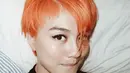Penyanyi Agnes Monica atau lebih dikenal dengan Agnez Mo memotong pendek dan mewarnai rambut dengan warna blorange (blonde orange). (Instagram/agnezmo)