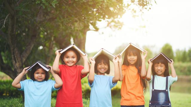 Ilustrasi anak-anak, bermain bersama teman, bahagia