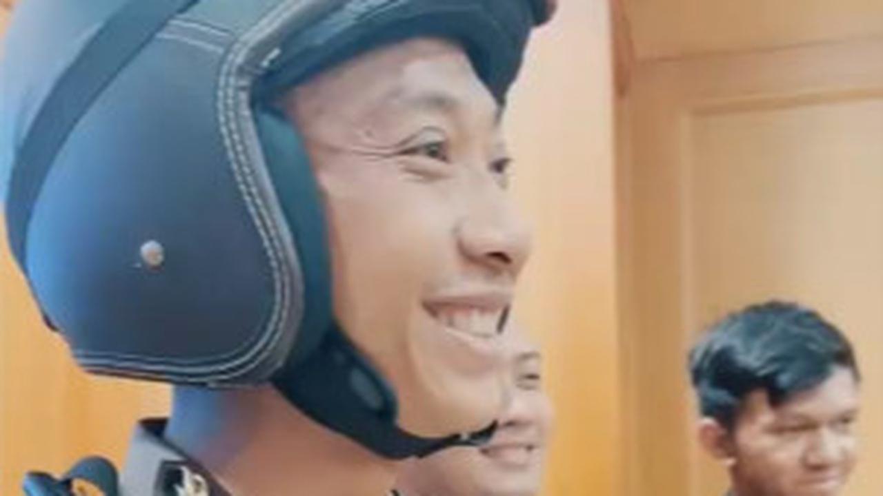 Siapa sangka, Kapolri kemudian menyebut Pak Bhabin sebagai sosok yang suka ngerjain orang. "Hobinya nggarap orang dia," sambung Kapolri yang membuat semua orang tertawa. <br>