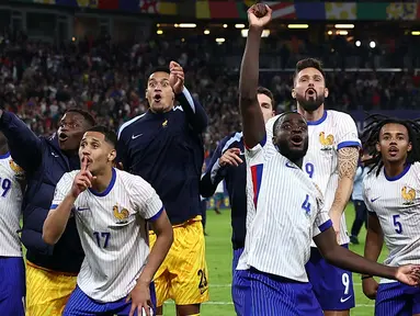 Pemain timnas Prancis melakukan selebrasi usai memenangi laga perempat final Euro 2024 melawan Portugal di Volksparkstadion, Hamburg, Jumat 5 Juli 2024 atau Sabtu 6 Juli 2024 dini hari WIB. (FRANCK FIFE/AFP)