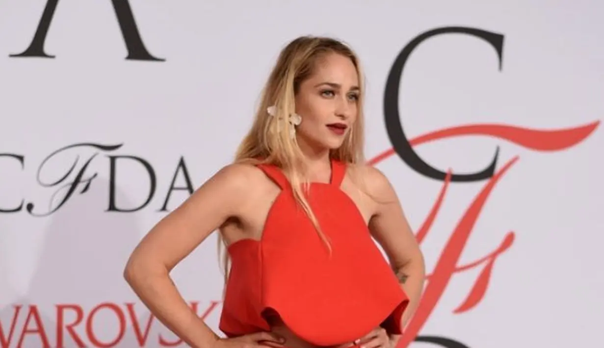 Jemima Kirke pun tak malu memamerkan bulu ketiaknya saat acara 2015 CFDA Fashion Awards. (Andrew H. Walker/FilmMagic/Getty Images)