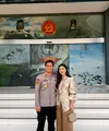 Febby Rastanty hadir sebagai ibu Bhayangkari mendampingi suami yang bertugas sebagai skydiver di HUT Polri ke-80. Gayanya anggun dengan tas Celine Rp35 jutaan. (@febbyrastanty)