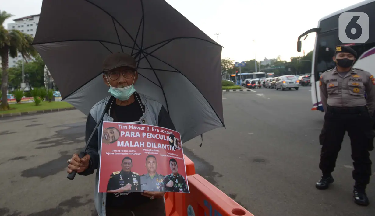 Aktivis HAM menggelar aksi Kamisan di Jakarta, Kamis (6/1/2022). Mereka juga menolak pengangkatan Mayor Jenderal TNI Untung Budiharto menjadi Pangdam Jaya karena rekam jejaknya sebagai anggota Tim Mawar yang menjalankan operasi penculikan para aktivis 1998.  (merdeka.com/Imam Buhori)