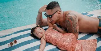 Krisjiana memiliki perawakan macho dan garang. Meski begitu, dia tipe orang yang sayang keluarga [instagram/krisjianabah]