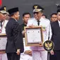 Menteri Dalam Negeri Tito Karnavian memberikan penghargaan Penyelenggaraan Pemerintahan Daerah Berkinerja Tertinggi secara nasional kepada Wali kota Denpasar, IGN Jaya Negara, Sabtu (29/4/2023).