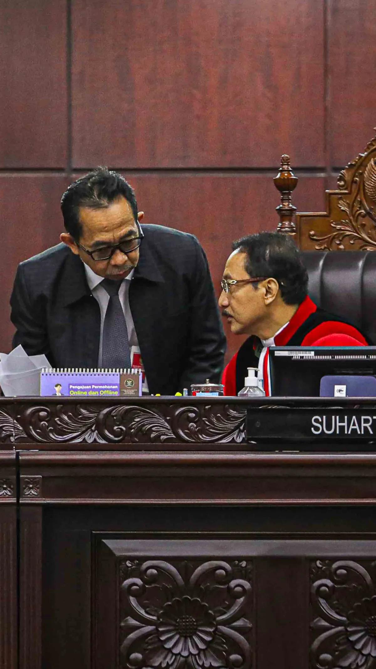 Putusan penolakan ini juga diputuskan oleh delapan hakim konstitusi di MK.<br>