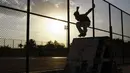 Olahraga yang bergerak cepat pencampuran akrobat dan senam mulai digandrungi oleh para pemuda di Irak, Rabu (14/05/2014) (AFP PHOTO/HAIDER HAMDANI).