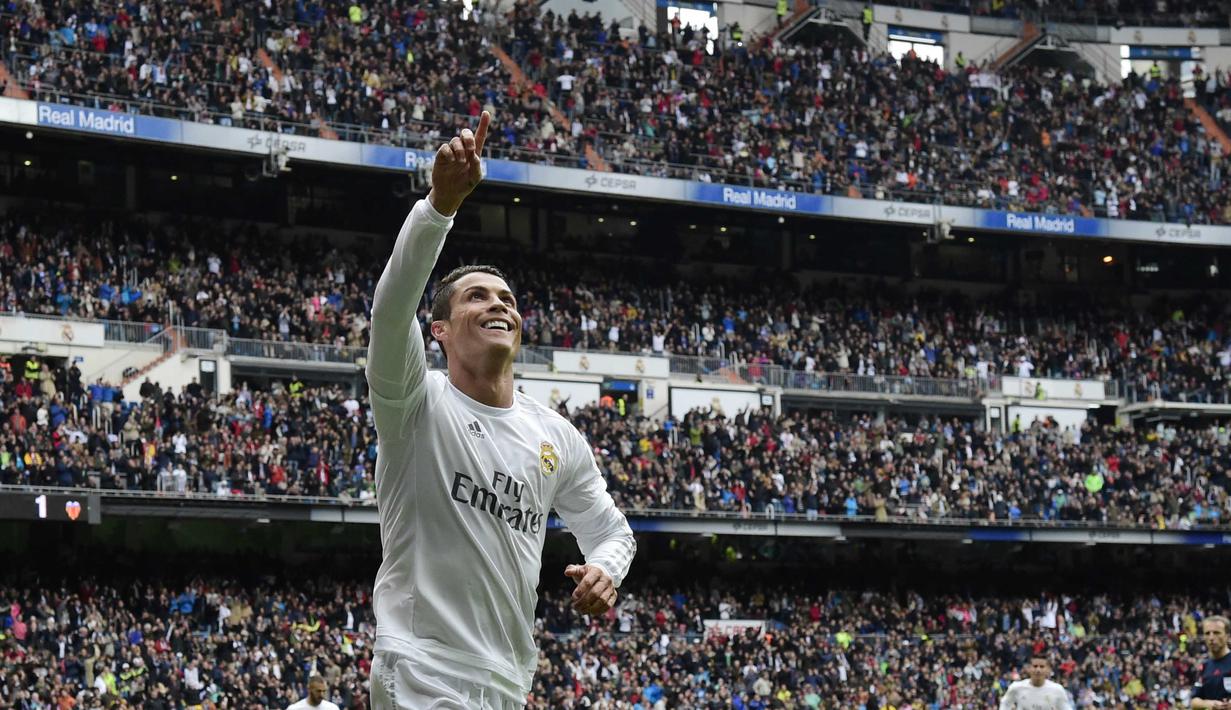 Bintang Real Madrid, Cristiano Ronaldo mencetak dua gol saat timnya menang atas Valencia pada lanjutan La Liga Spanyol pekan ke-37 di Stadion Santiago Bernabeu, (8/5/2016). (AFP/Javier Soriano)