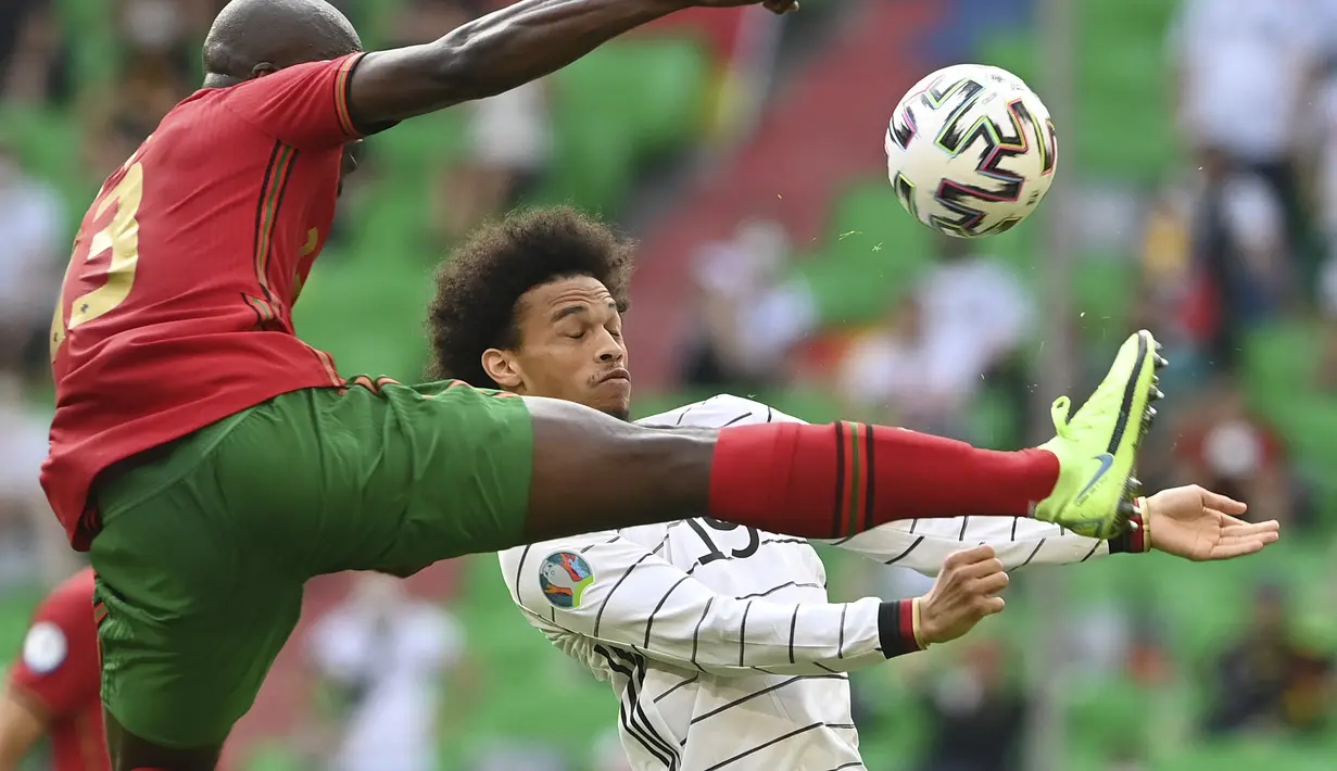 Gelandang Jerman, Leroy Sane berusaha mengontrol bola dari kawalan bek Portugal, Danilo Pereira pada pertandingan grup F Euro 2020  di Allianz Arena, Munich, Sabtu (19/6/2021). Jerman untuk sementara duduk di posisi kedua dengan poin sama seperti Portugal. (Christof Stache/Pool via AP)