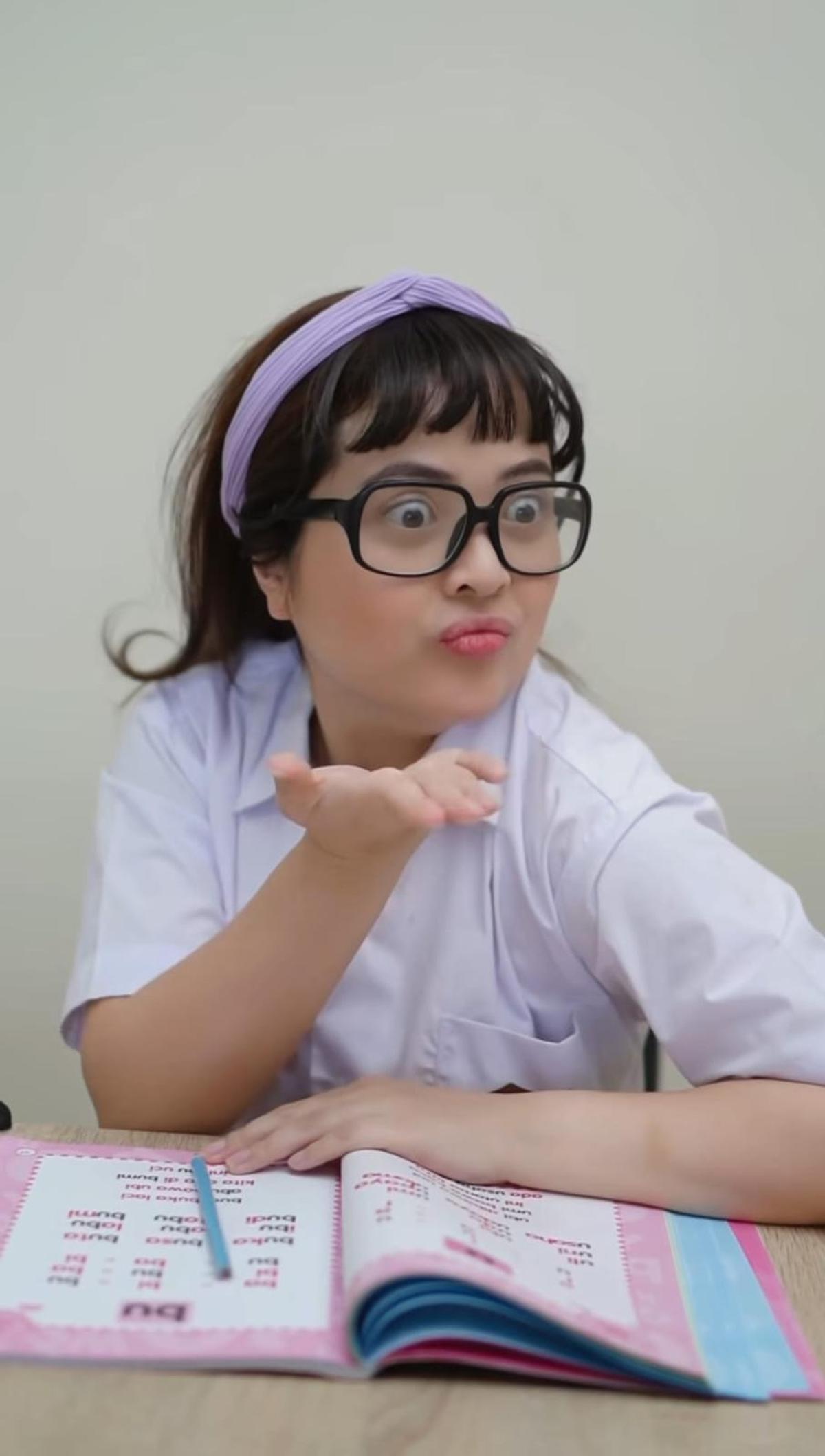 7 Potret Tasya Kamila Bikin Konten Jadi Anak Sekolahan, Masih Cocok Pakai Seragam SD