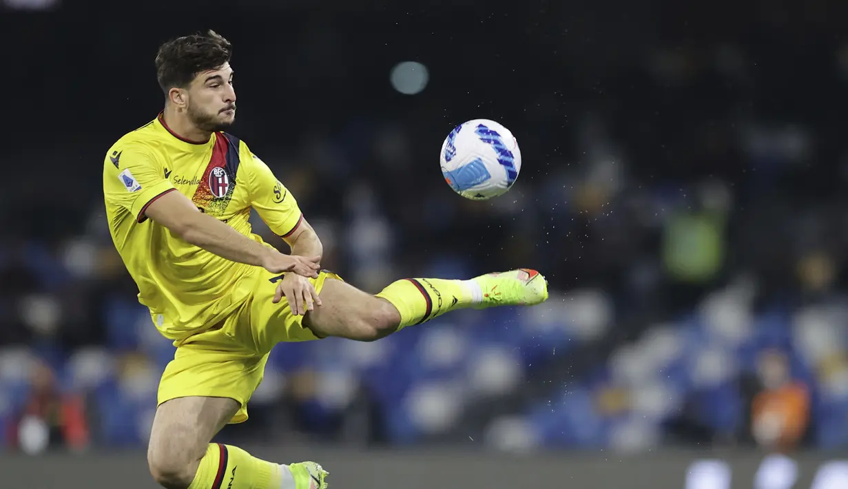 Penyerang Bologna, Riccardo Orsolini mengontrol bola saat bertanding melawan Napoli pada pertandingan Liga Serie A Italia di stadion Diego Armando Maradona di Naples, Italia, Jumat (29/10/2021). Napoli menang telak atas Bologna 3-0. (Alessandro Garofalo/LaPresse via AP)