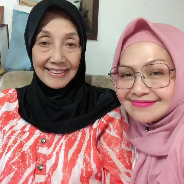 6 Potret Terbaru Artis Senior Nani Wijaya, Masih Bugar di Usia 78 Tahun