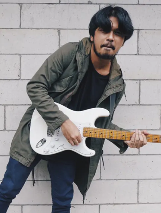 "Gue sih lagi pengen aja. Gue ngerasa laki-laki di satu waktu hidupnya perlu kayaknya manjangin rambut," ujar Petra Sihombing. (viainstagram@petra_sihombing/Bintang.com)