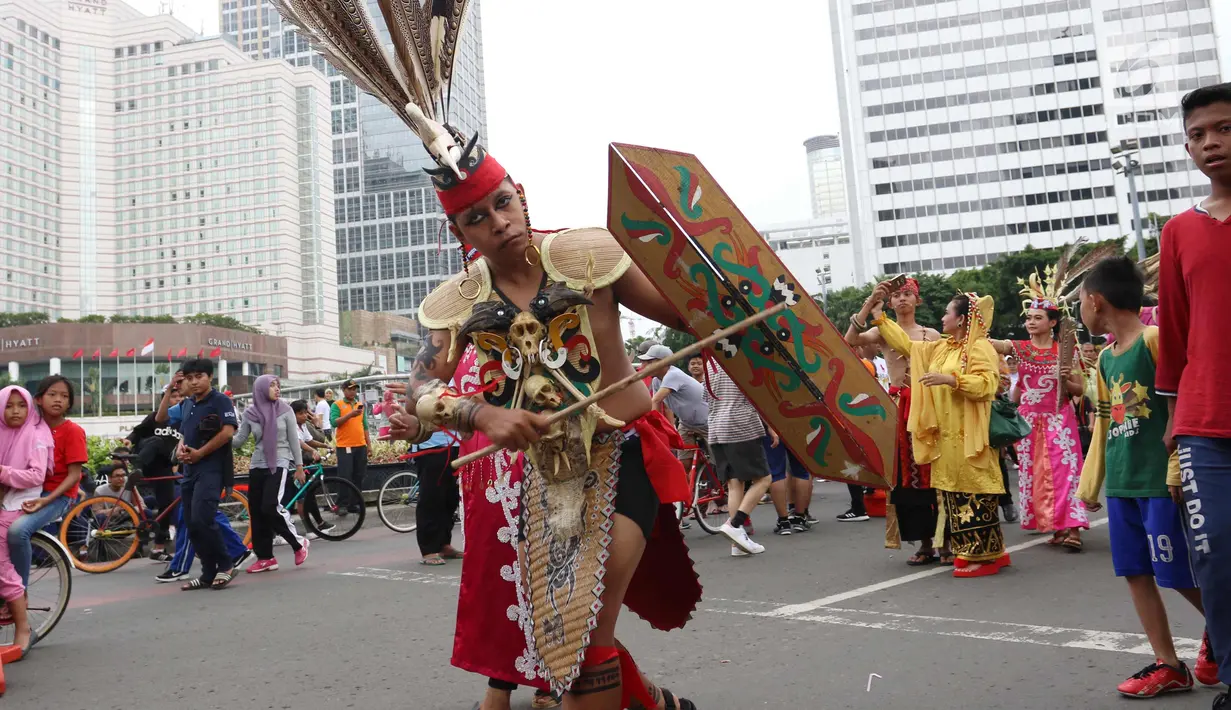 Penari mambawakan tarian adat Tabalong saat CDF di Jakarta, Minggu (28/1). Tarian tersebut dilakukan dalam rangka festiival etnik Tabalong agar masyarakat dapat mengenal tarian yang berasal dari  Kalimantan Selatan tersebut. (Liputan6.com/Angga Yuniar)