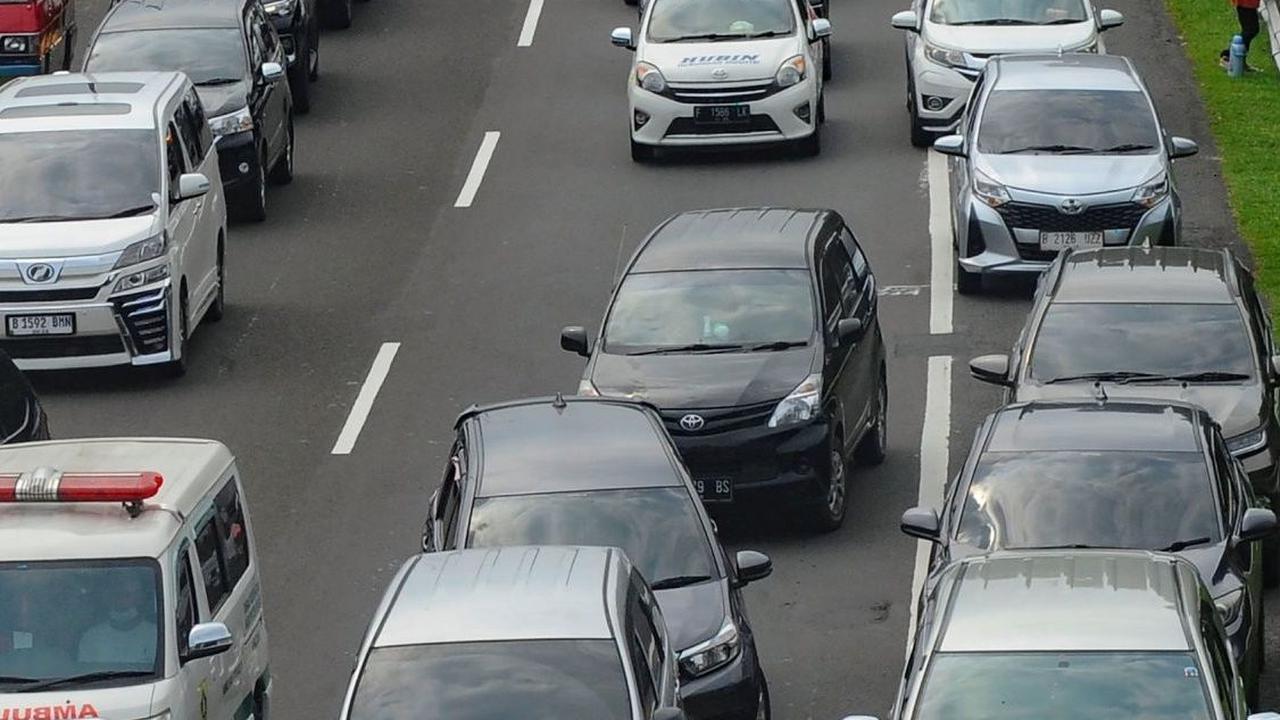 Antrean kendaraan roda empat yang terjebak kemacetan one way saat menuju keluar tol Ciawi, di Kabupaten Bogor, Jawa Barat, Kamis (11/4/2024). Foto: merdeka.com / Arie Basuki