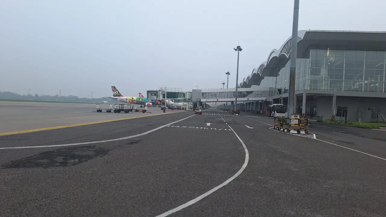 Kabut asap di Sumut membuat jarak pandang di Bandara Kualanamu terbatas.