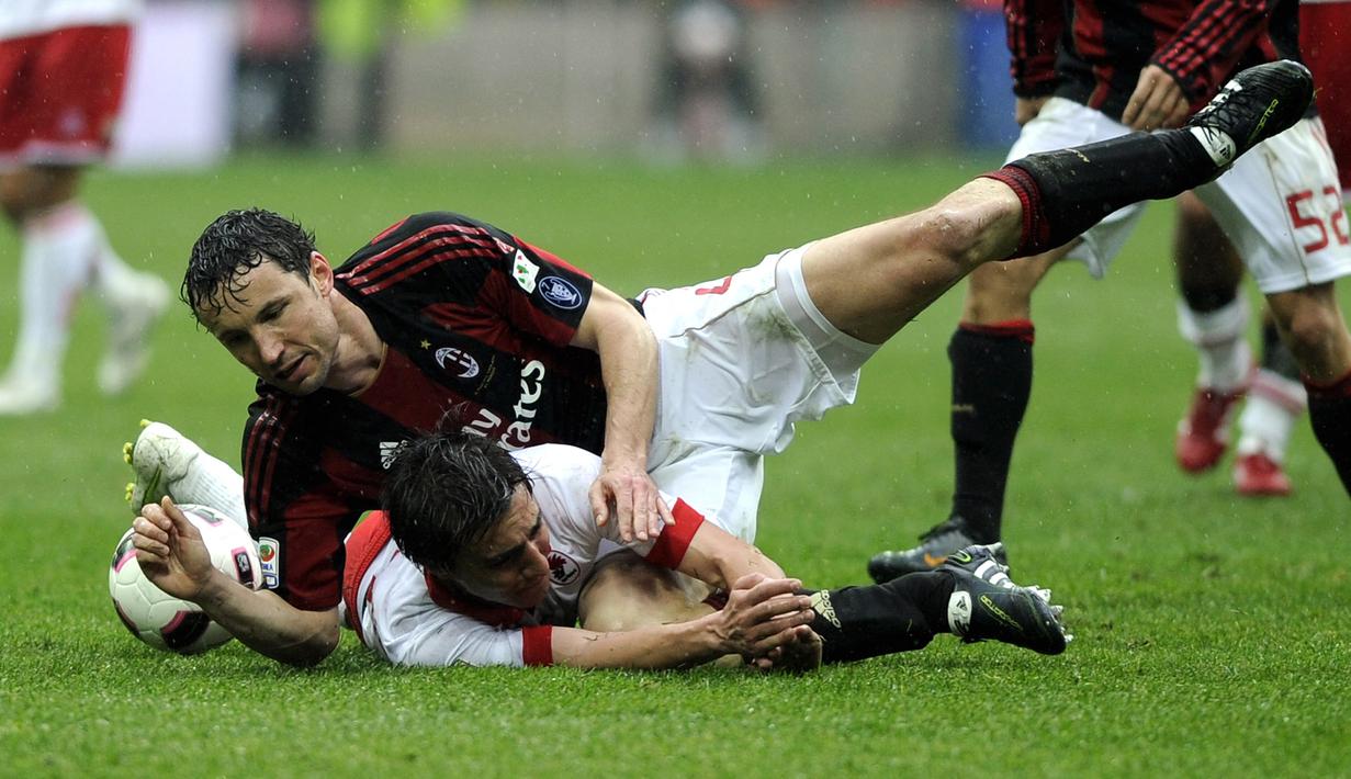 Mark van Bommel. Gelandang bertahan asal Belanda ini didatangkan Milan dari Bayern Munchen pada bursa tansfer musim dingin 2010/2011. Tampil dalam 14 laga di Liga Italia, ia berhasil mempersembahkan gelar Serie A yang membuat manajemen memperpanjang kontraknya di musim berikut. (AFP/Olivier Morin)