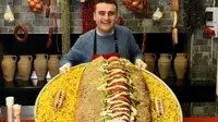 Hotdog porsi jumbo yang dibuat oleh Burak Özdemir (dok. Instagram @cznburak/https://www.instagram.com/p/Bui8REWHZgk/Fairuz Fildzah)