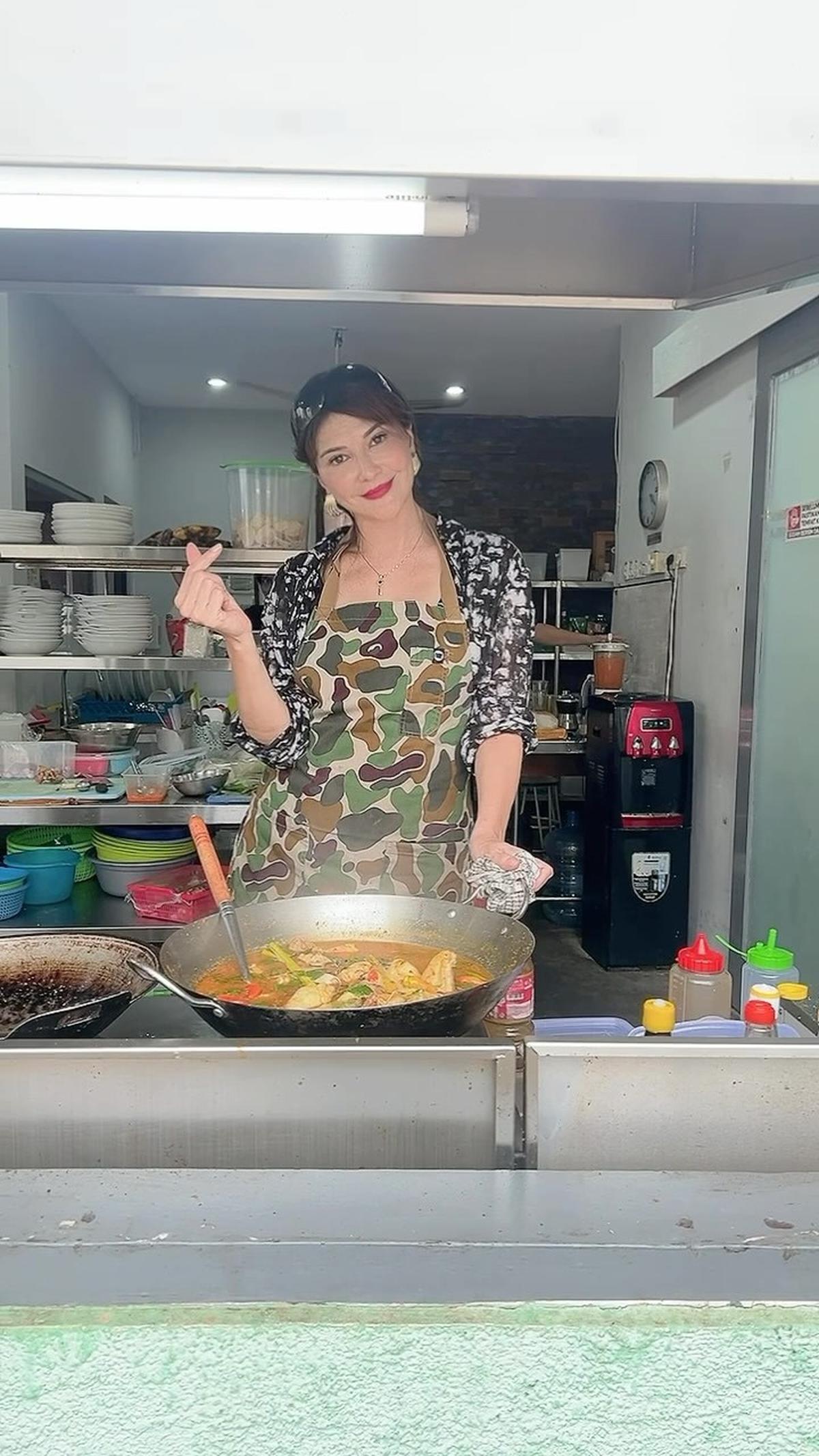 Bisnis Kuliner di Bali, Ini 7 Potret Tamara Bleszynski Turun Tangan Masak Sendiri