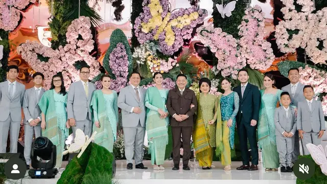 Jessica Mila dan Yakup saat putrinya dibaptis dengan baju adat tradisional. [@nataliahasibuan]