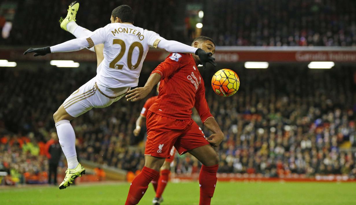  Pemain Swansea City, Jefferson Montero (kiri) berebut bola dengan pemain Liverpool, Jordon Ibe, pada lanjutan Liga Premier Inggris antara Liverpool vs Swansea City di Stadion Anfiled, Senin (30/11/2015) dini hari WIB. (Reuters/Phil Noble)