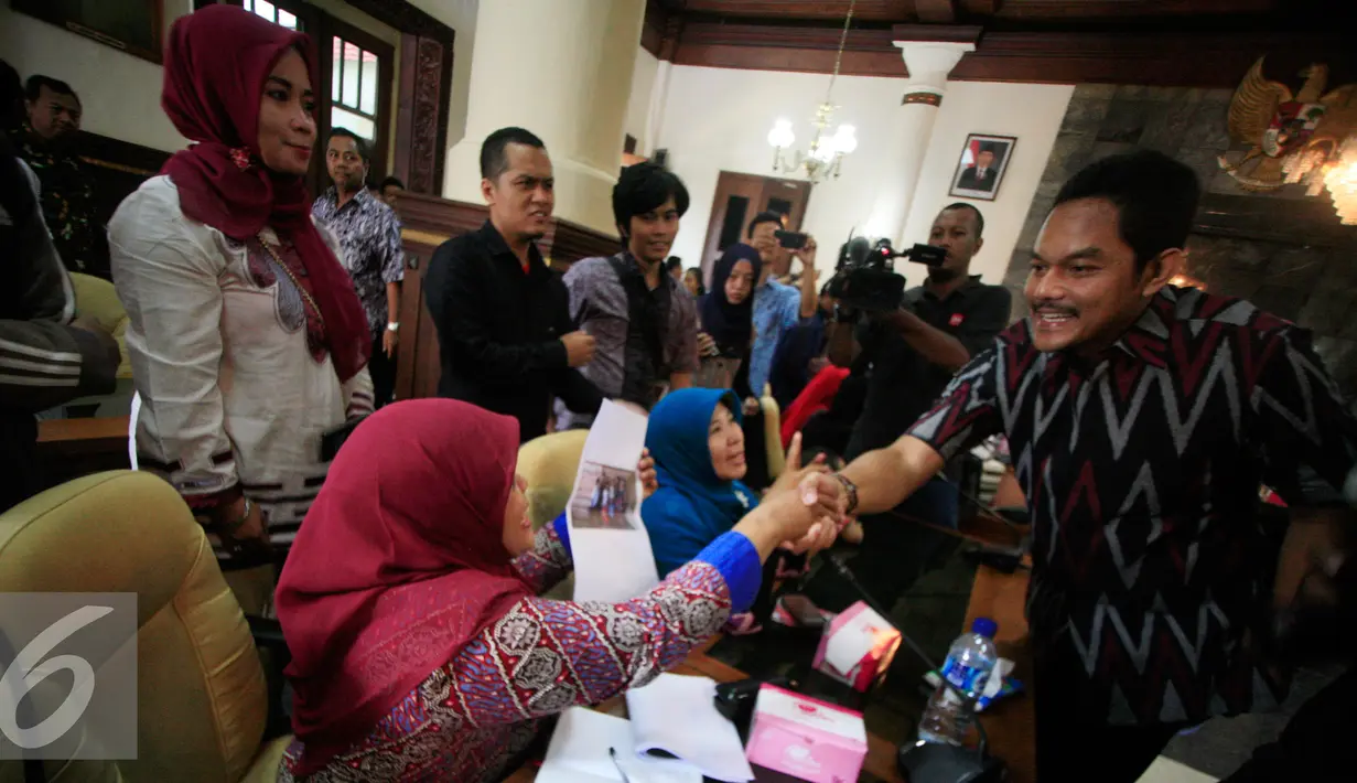 Wakil Ketua DPRD DIY Arief Noer Hartanto (kanan) berbincang dengan keluarga korban Gerakan Fajar Nusantara (Gafatar)usai melakukan audiensi di gedung DPRD, Jumat (22/1). (Liputan6.com/Boy Harjanto)