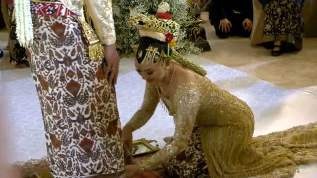 Erina Gudono saat membasuh kaki suami