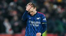 Pemain Arsenal, Martin Odegaard, tampak lesu setelah hanya bermain imbang 1-1 melawan Brentford dalam laga pekan ke-26 Premier League 2025/2026, Jumat (13/2/2026) dini hari WIB. (AFP/Glyn Kirk)
