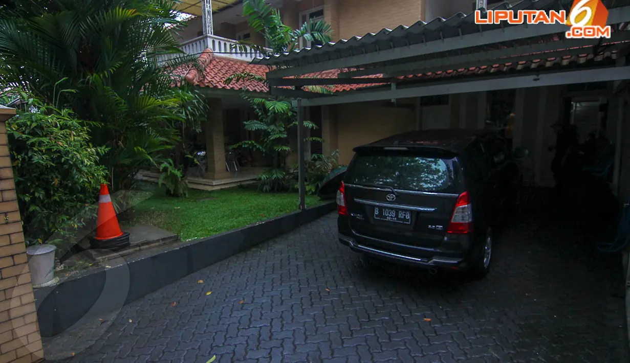 Sebuah kendaraan jenis minibus juga terlihat terparkir di garasi kediaman Hadi Poernomo, Selasa (22/4/2014). (Liputan6.com/Faizal Fanani)