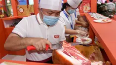 Para peserta pameran menyiapkan produk daging dalam Pameran Industri Daging Internasional China ke-18 di Qingdao, Provinsi Shandong, China, 10 September 2020. (Xinhua/Li Ziheng)