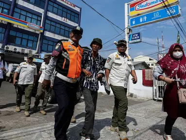 Dinas Perhubungan (Dishub) DKI Jakarta bersama tim gabungan yang terdiri dari Satuan Polisi Pamong Praja (Satpol PP), TNI dan Polri merazia para juru parkir liar, termasuk yang beroperasi di minimarket di Jakarta, Rabu (15/5/2024). (Liputan6.com/Angga Yuniar)