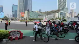 Warga pengguna jalan melakukan sikap sempurna dan memberi hormat pada momen detik-detik pembacaan proklamasi pada pukul 10.00 WIB. (Liputan6.com/Faizal Fanani)