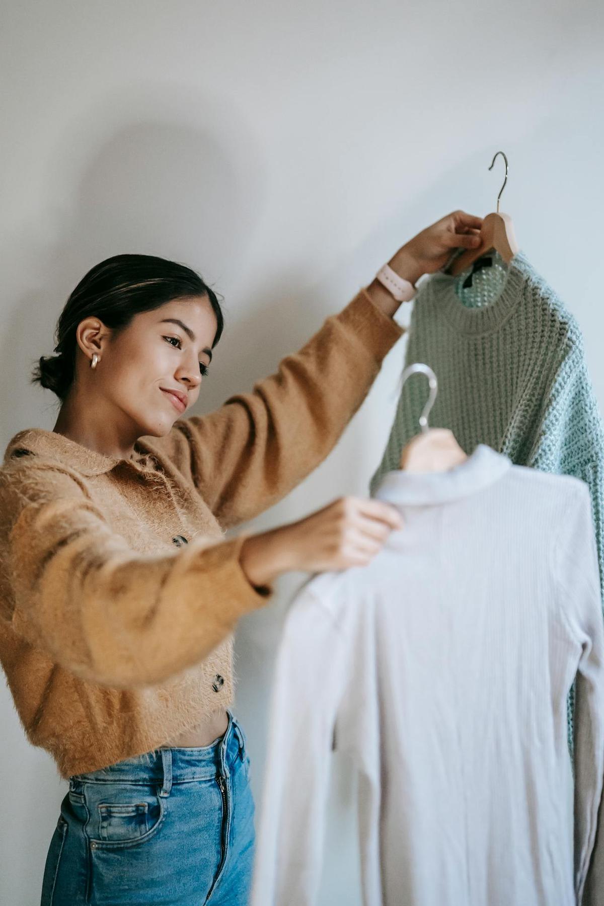 Langkah Awal Decluttering: Singkirkan 5 Jenis Barang Ini dari Lemari Pakaianmu