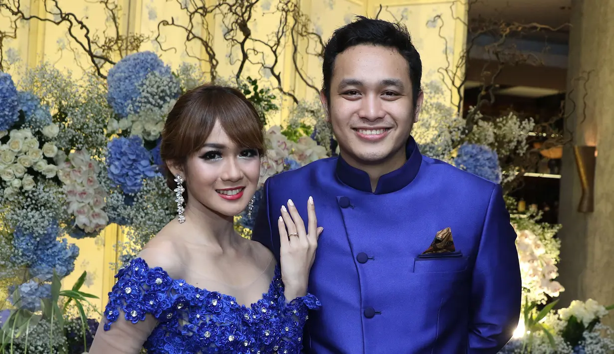 Pasangan selebritis Gilang Dirga dan Adiezty Fersa berpose menunjukkan cincin lamaran di kawasan Wijaya, Jakarta, Rabu (17/08). Gilang Dirga melamar sang kekasih Adiezty Fersa, tepat di hari ulang tahunnya pada (17/08/2016). (Liputan6.com/Herman Zakharia)