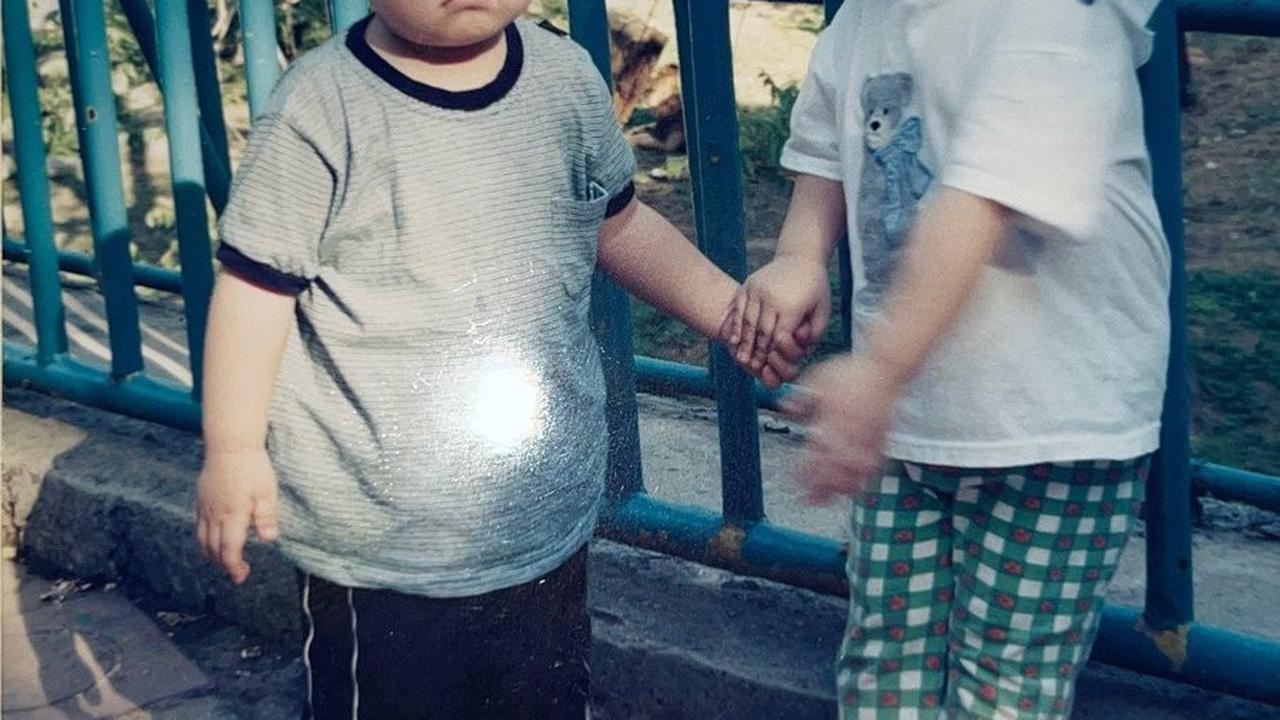 Foto masa kecil Hoshi bersama kakak perempuannya berhasil membuat fans gemas. Pipi chubby Hoshi menjadi sorotan utama dan mencuri perhatian.