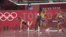 Sara Petersen (kiri) dari Denmark terjatuh saat Femke Bol (kanan) dari Belanda berlomba untuk memenangkan perlombaan lari gawang 400 meter putri Olimpiade Tokyo 2020 di Tokyo, Jepang, Senin (2/8/2021). (AP Photo/Charlie Riedel)