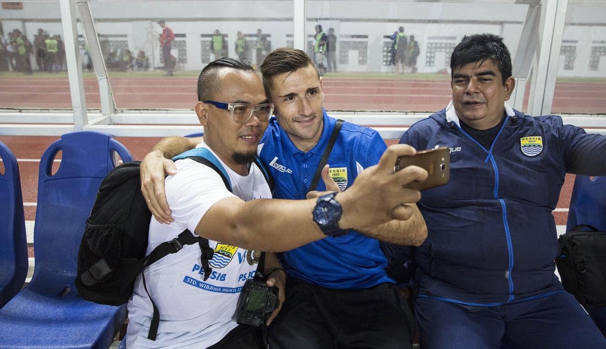 Juan Belencoso juga menyempatkan diri melakukan selfie dengan salah satu pentolan Viking, Gus Dul. (Bola.com/Vitalis Yogi Trisna)