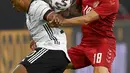 Pemain Denmark Daniel Wass berebut bola dengan pemain Jerman Serge Gnabry (kiri) pada pertandingan persahabatan di Tivoli Stadion Tirol, Innsbruck, Austria, Rabu (2/6/2021). Pertandingan berakhir dengan skor 1-1. (AP Photo/Andreas Schaad)