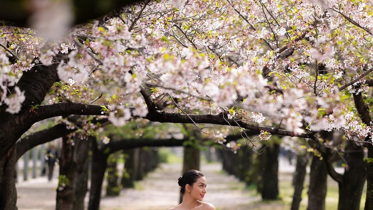 6 Potret Anggun Ariel Tatum di Bawah Sakura Jepang, Tampilkan Kecantikan Khas Wanita Indonesia dalam Balutan Batik